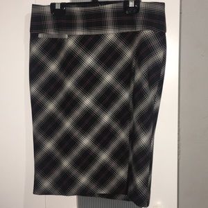 Midi workwear plaid skirt.